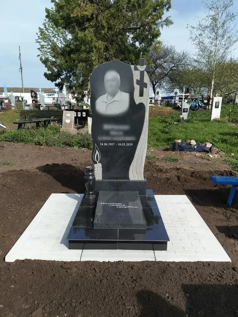 Памятник из гранита