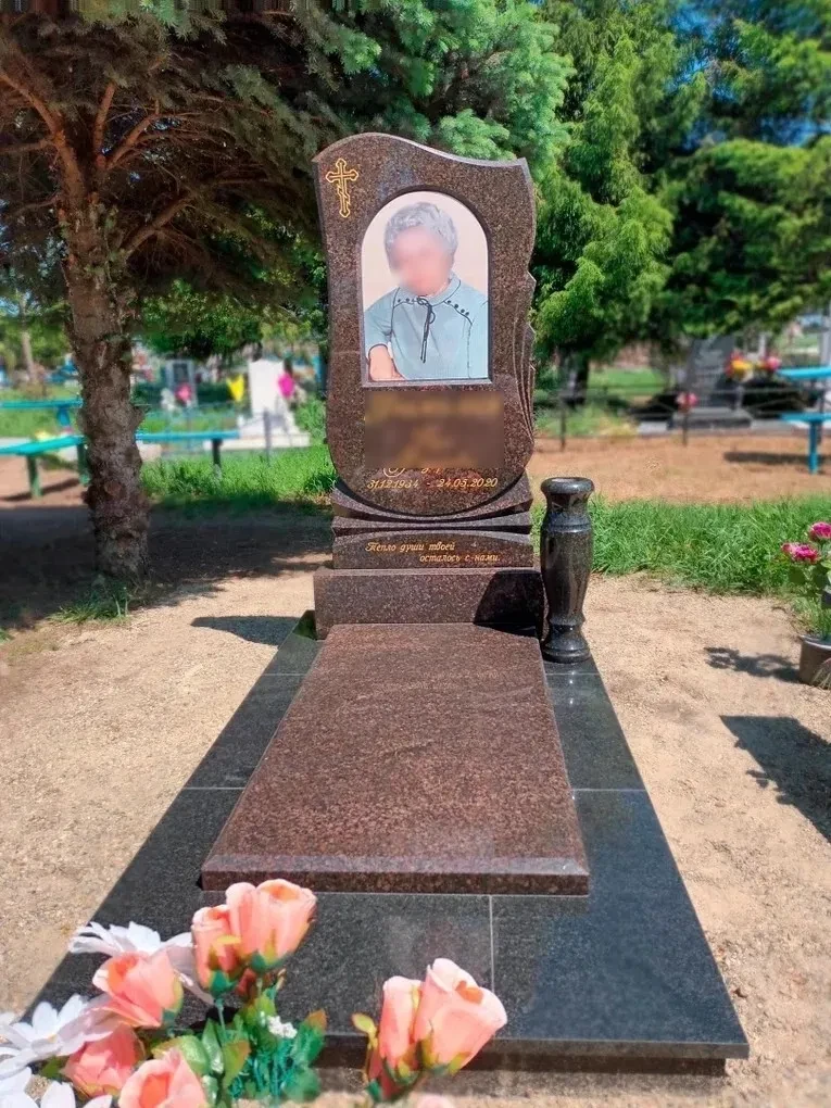Комбинированный памятник с вазой