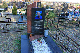 Памятник 2207